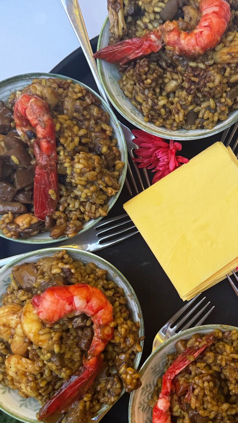 Catering prawn paella